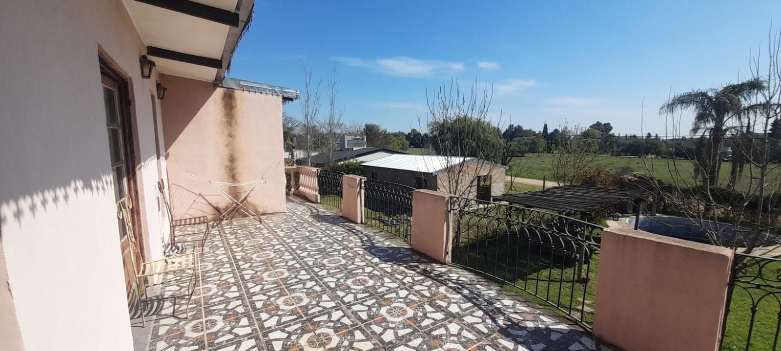 Imagen de la propiedad URGENTE!! Se vende hermosa quinta estilo colonial en inmejorable ubicación, Bº LAS ACACIAS